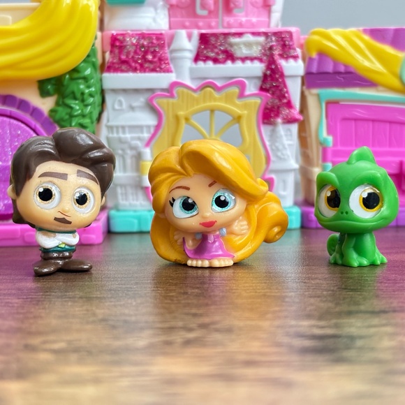Disney DOORABLES Enchanted Princess Playset Houses Figures PASCAL RAPUNZEL FLYNN - Picture 3 of 9